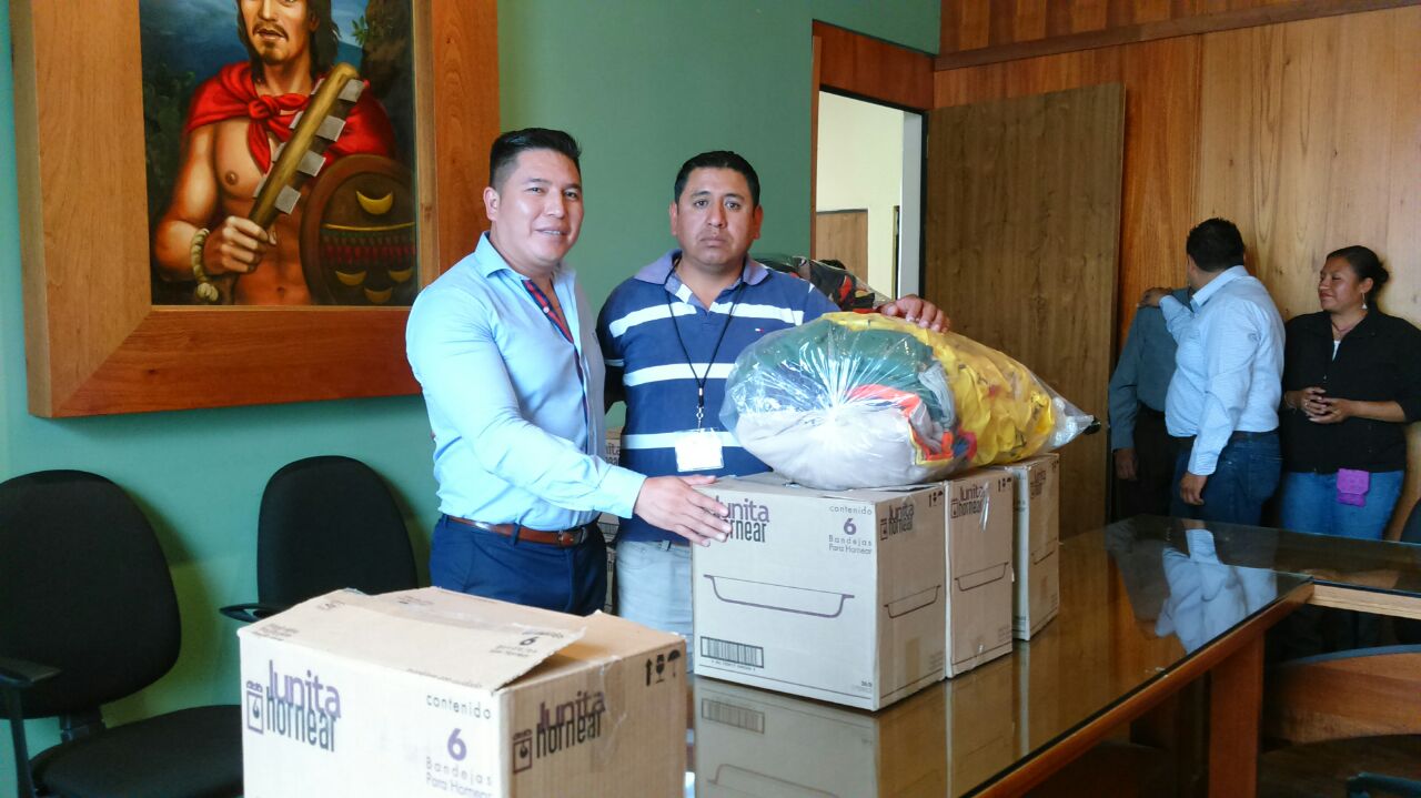 Adrián Xochitemo entrega obsequios por día del niño y la madre